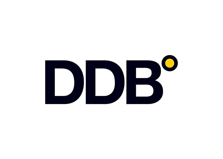 Logo der Werbeagentur DDB, bestehend aus den Buchstaben DDB in schwarzer Schrift mit einem gelben Punkt.