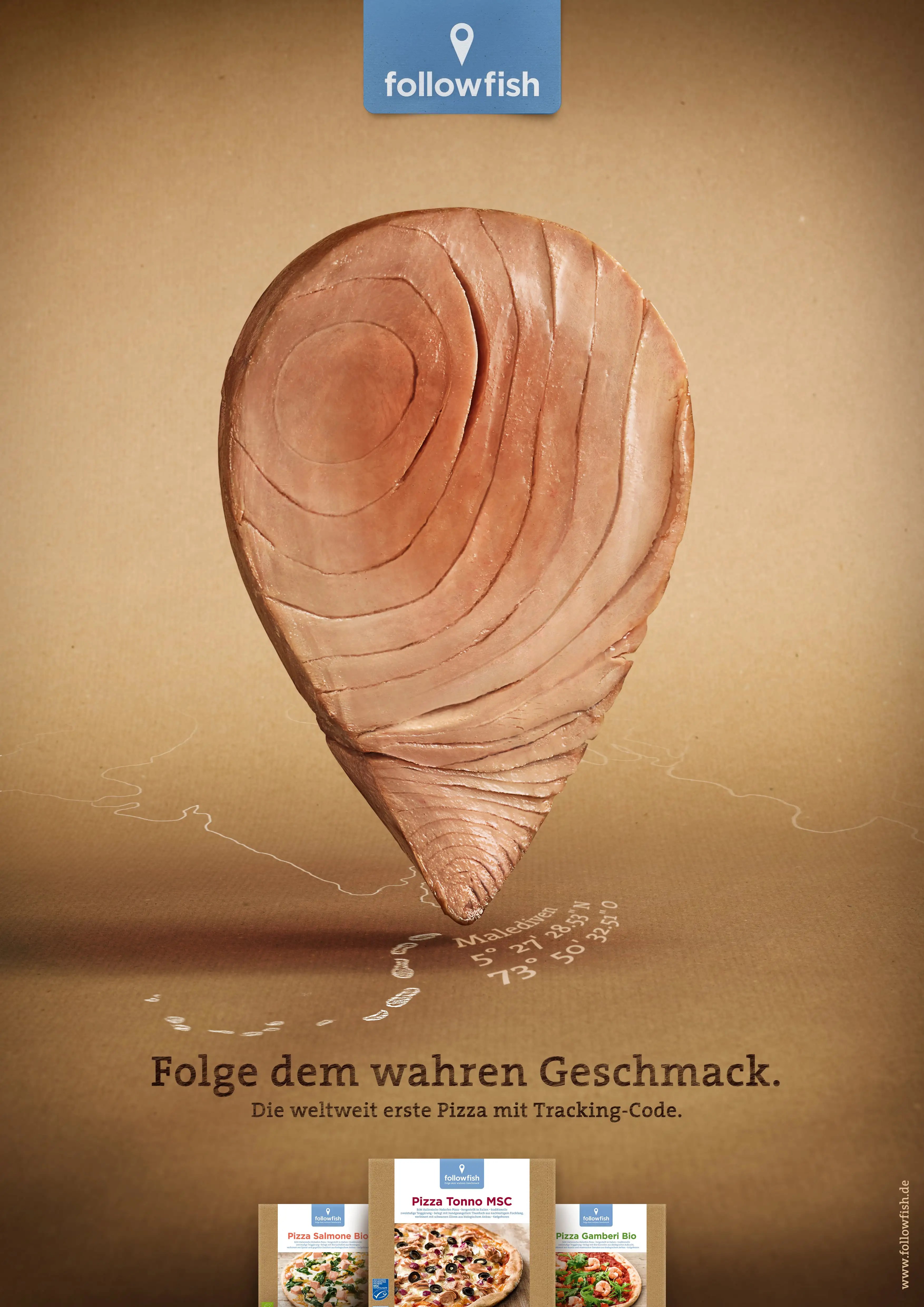 Werbeanzeige des Unternehmens followfish. Im Zentrum ein Stück Thunfisch in Form einer Standort-Pin-Nadel, die auf eine Karte Italiens zeigt – darunter Koordinaten und der Schriftzug „Ecuador“. Darüber das followfish-Logo mit Standortsymbol. Darunter der Slogan: „Folge dem wahren Geschmack. Die weltweit erste Pizza mit Tracking-Code.“ Am unteren Bildrand drei Pizzapackungen von followfish: Pizza Vegetariana Bio, Pizza Sardellen MSC und Pizza Gamberi Bio.
