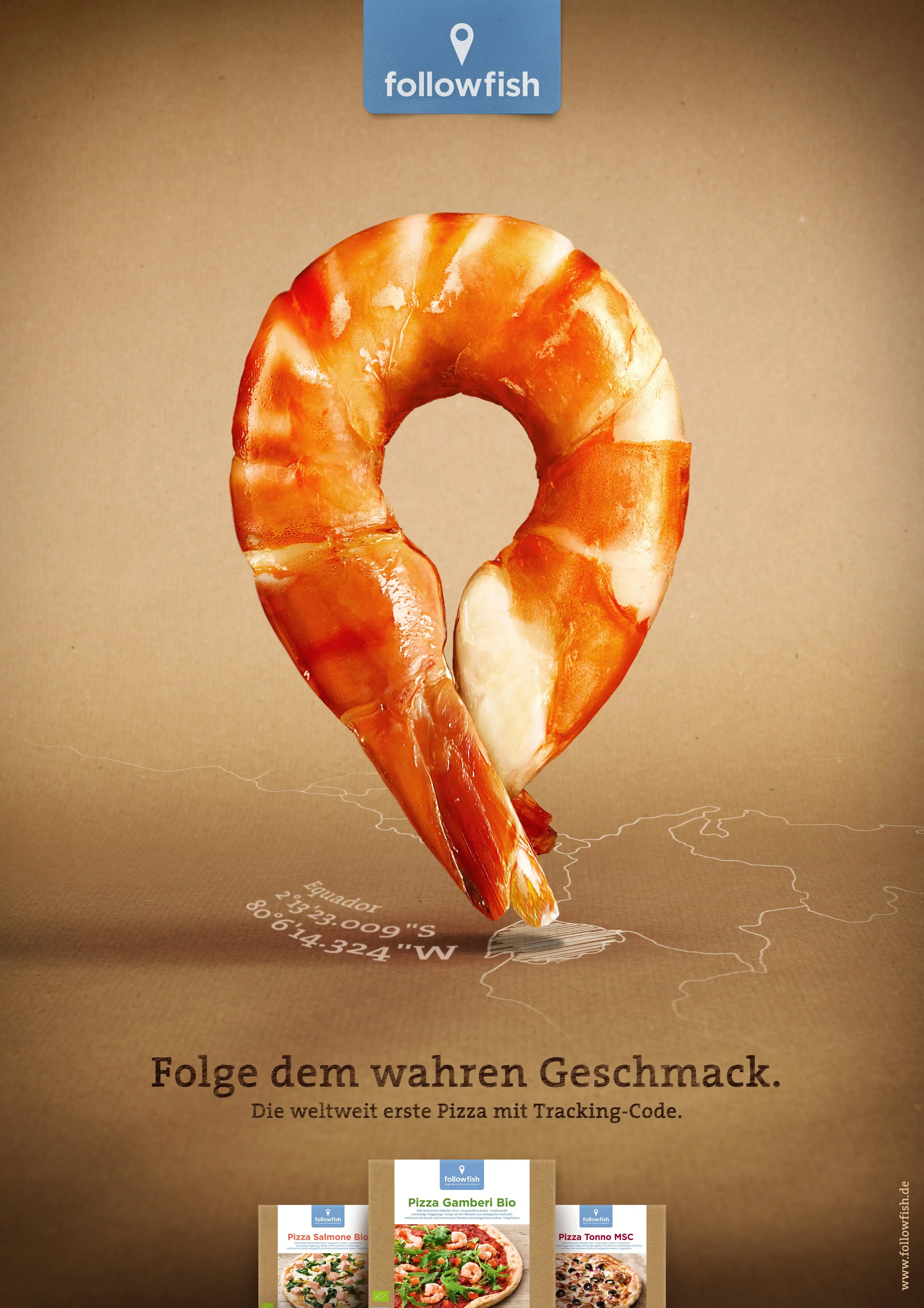 Werbeanzeige des Unternehmens followfish. Im Zentrum ein Shrimp in Form einer Standort-Pin-Nadel, die auf eine Karte Italiens zeigt – darunter Koordinaten und der Schriftzug „Ecuador“. Darüber das followfish-Logo mit Standortsymbol. Darunter der Slogan: „Folge dem wahren Geschmack. Die weltweit erste Pizza mit Tracking-Code.“ Am unteren Bildrand drei Pizzapackungen von followfish: Pizza Vegetariana Bio, Pizza Sardellen MSC und Pizza Gamberi Bio.
