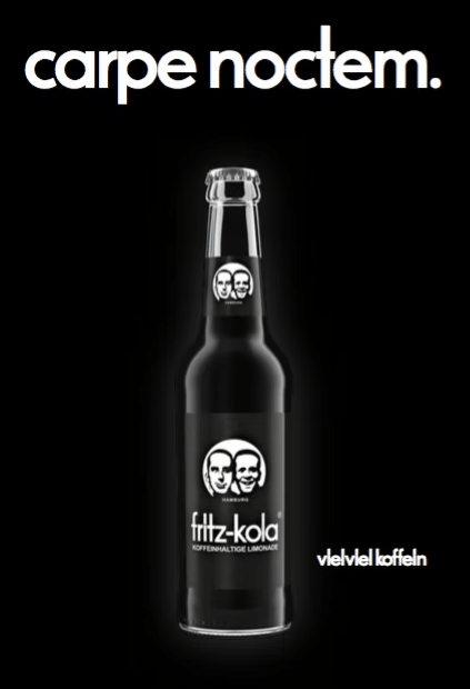 Werbeanzeige für die Cola von fritz-kola. Eine Glasflasche mit schwarzem Etikett und dem bekannten Logo mit zwei Gesichtern der Gründer. Darüber steht in weißer Schrift „carpe noctem.“, darunter der Slogan „vielviel koffeien“.