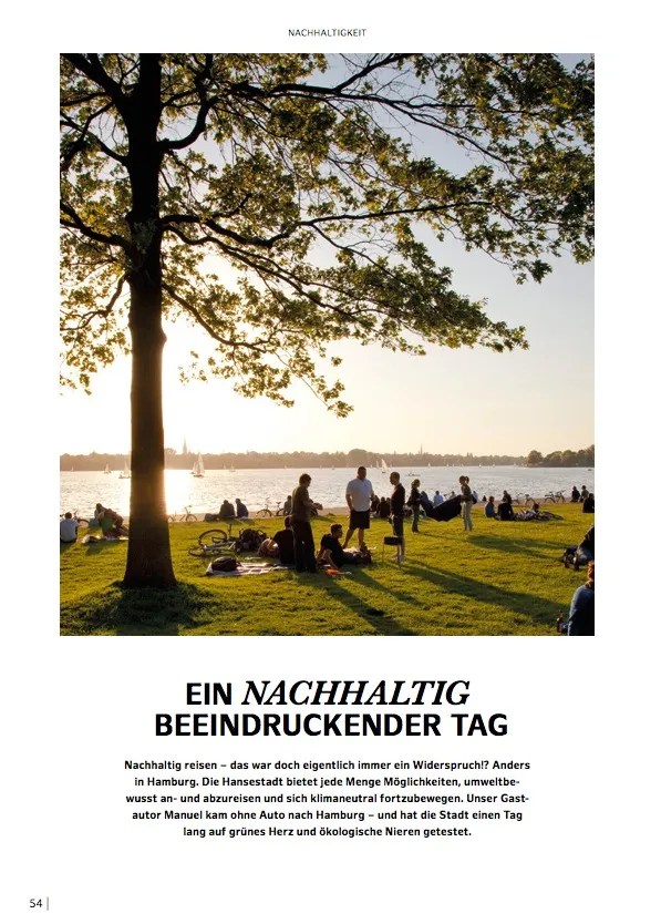Doppelseitige Magazinseite zum Thema Nachhaltigkeit in Hamburg. Oben ein stimmungsvolles Foto vom Alsterufer bei Sonnenuntergang: Menschen sitzen und liegen auf der Wiese unter einem großen Baum, genießen den Blick auf das Wasser mit Segelbooten. Darunter die Überschrift: „Ein nachhaltig beeindruckender Tag“ und ein Einführungstext über umweltfreundliches Reisen in Hamburg. Der Artikel beschreibt einen autofreien Erkundungstag eines Gastautors namens Manuel.