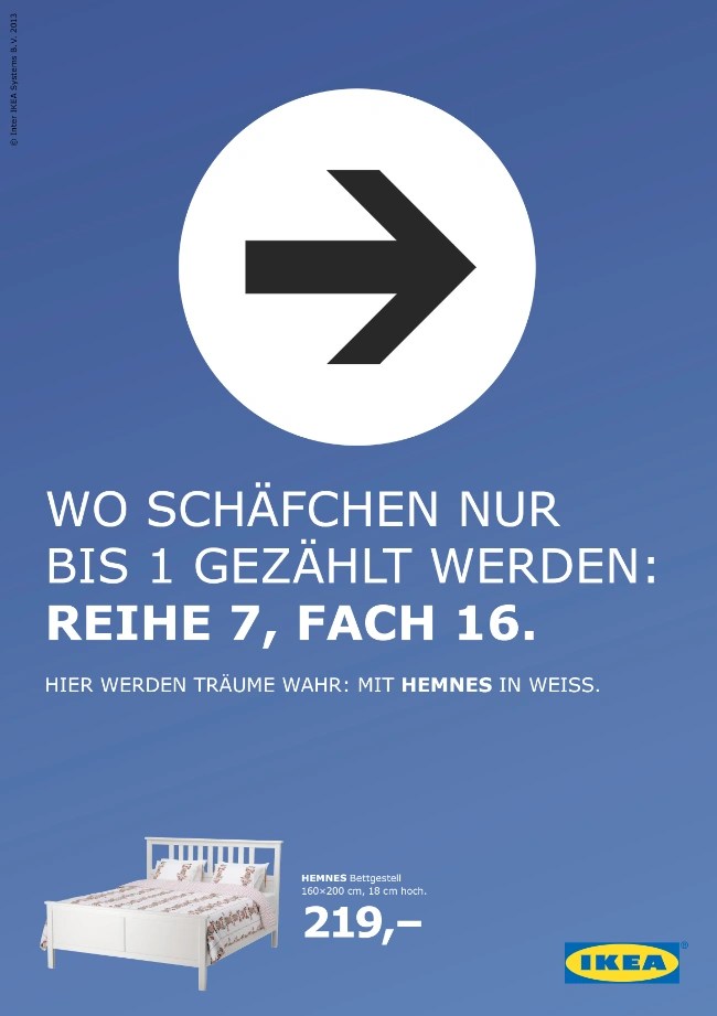 Werbeanzeige für IKEA. Ein Bett und ein Pfeil sind zu sehen. Die Headline "Wo Schäfchen nur bis 1 gezählt werden: Reihe 7, Fach 16." Dort findet man das entsprechende Produkt; in diesem Fall das Bett.