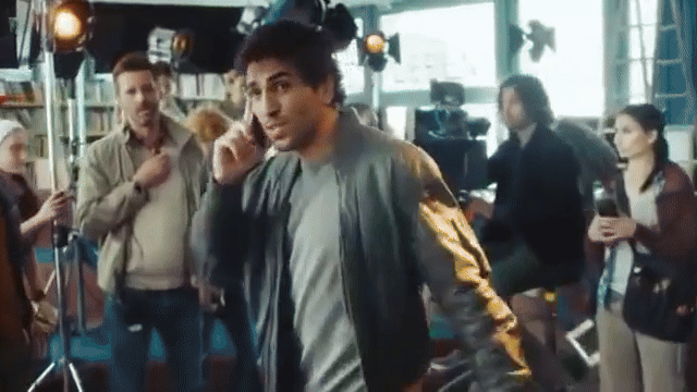 Ein super kurzer Ausschnitt aus einem Telekom-Werbespot mit Elyas M'Barek als Teaser, um mit einem Klick darauf, den ganzen Spot sehen zu können.